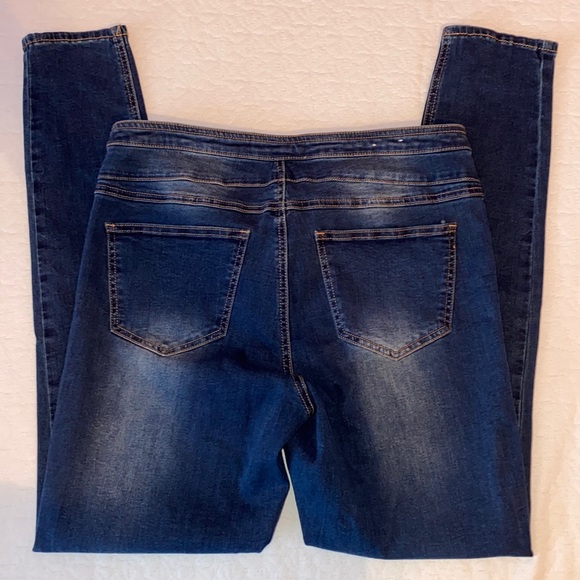 Eighty-two Slim Denim Jeans. - Picture 5 of 7